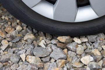 自動車のタイヤと砕石