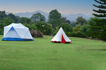 Tents are tents that have been set up for sleeping in the middle of nature..