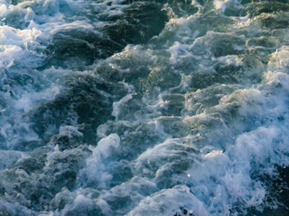 船が通った後の波飛沫