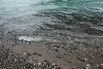 Obraz premium Small waves wash Mendenhall Lake beach, Juneau, Alaska