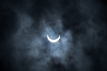 Obraz na płótnie Canvas El eclipse de sol y las nubes