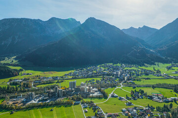 Ausblick auf Vils in Tirol an einem sonnigen Herbstnachmittag