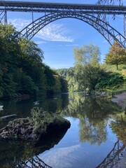 M&uuml;ngstener Br&uuml;cke f&uuml;hrt &uuml;ber den Fluss Wupper im bergischen Land in Solingen Burg im Br&uuml;ckenpark M&uuml;ngsten