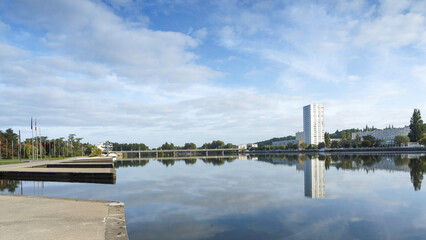Vichy au fil de l'Allier. Vue sur le Pont de l'Europe entre la rive gauche du lac d'Allier, le Palais du lac, la Tour des Juges et l'Esplanade et la cité des Ailes sur la rive droite  © Marc