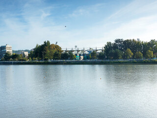 Vichy au fil de l'Allier. Le Stade Louis Darragon situé sur la rive droite du Lac d'Allier le long...