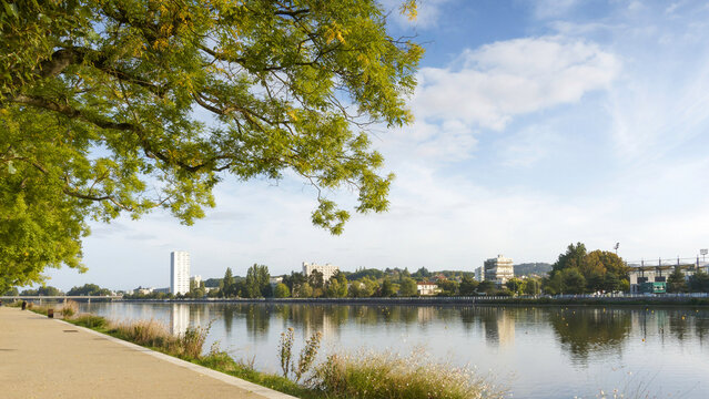 Vichy au fil de l'Allier.Vue panoramique du Lac d'Allier depuis la rive gauche. Du Pont de l'Europe &agrave; la cit&eacute; des Ailes jusqu'au Stade Louis Darragon  sur la rive droite