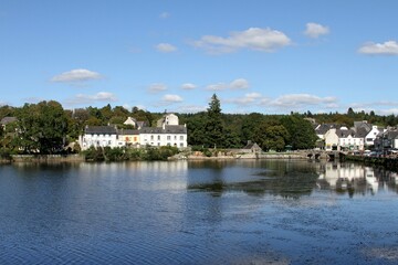 Fototapeta na wymiar Le village de Huelgoat en Bretagne, vue du lac.