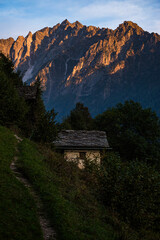 Herbststimmung im Bergell mit dem Piz Bacun im Hintergrund