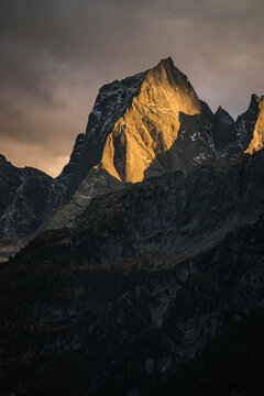 Der Nordgrat des Piz Badile im Bergell im Abendlicht