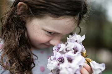 Fototapeta premium Stopping to smell the flowers