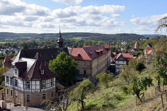 H&auml;user und Turm in Fritzlar im Herbst