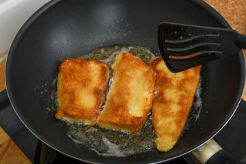 Smażona ryba na patelni © Paweł Kacperek