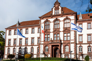 Fototapeta na wymiar Jüdische Fahne im Wind flatternd vor dem Gebäude des Justizministeriums in Kiel