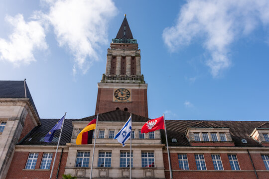 Das Kieler Rathaus beflaggt mit den Farben der Stadt, der deutschen Nationalflagge und der Nationalflagge Israels als Solidarit&auml;tsbekundung