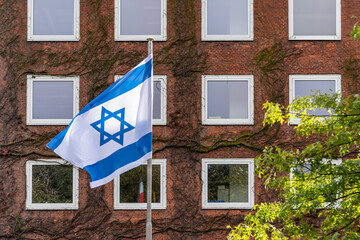 Jüdische Nationalfahne vor dem Gebäude der Staatskanzlei in Kiel im Wind flatternd