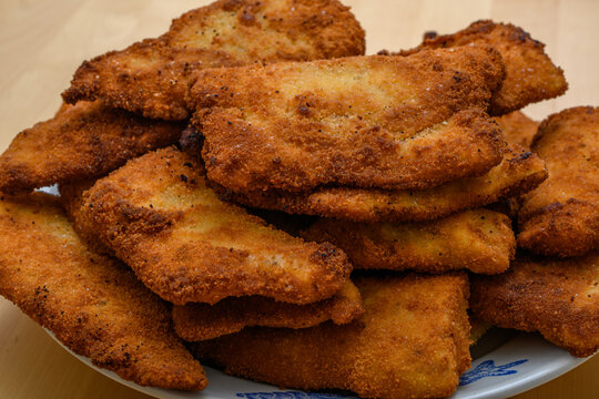 Ryba kawałki w panierce leżą na talerzu 