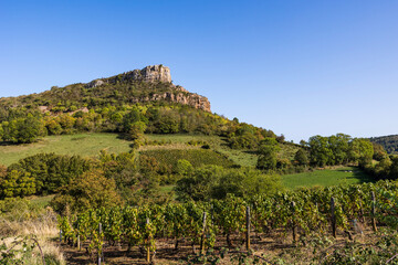 Roche du Solutré, escarpement calcaire surplombant le vignoble de la célèbre appellation...