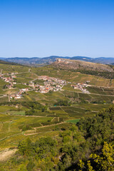 Roche du Vergisson, son village et son vignoble, depuis le sommet le sommet de la Roche du Solutré, en Bourgogne
