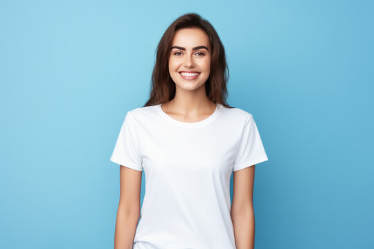 retrato mujer joven  sonriente vistiendo camiseta blanca de manga corta  sobre fondo  azul claro con espacio vacio 