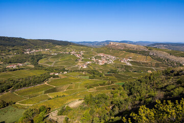 Fototapeta na wymiar Roche du Vergisson, son village et son vignoble, depuis le sommet le sommet de la Roche du Solutré, en Bourgogne