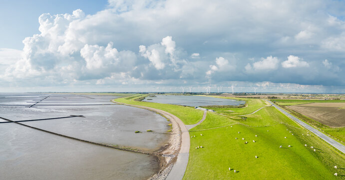 Ein neu gebauter Deich an der deutschen Nordseek&uuml;ste