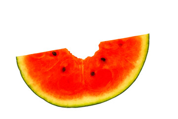 Stück Wassermelone, in der Mitte angebissen, weißer Hintergrund, horizontal 