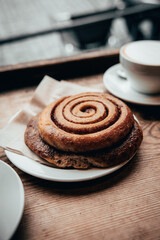 cinnamon roll dans un coffee shop 