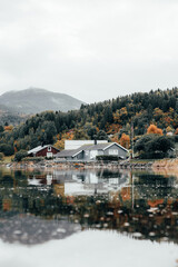 Fototapeta na wymiar maison au bord du fjord