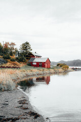 cabanon rouge sur le lac