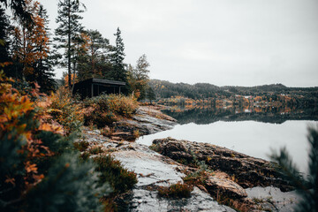 cabanon au bord du lac en automne