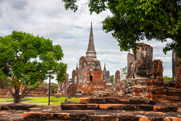 Landscape of Wat Phra Si Sanphet is in the Ayutthaya Historical Park. It is a place and important tourist attraction near Bangkok, Thailand. - obrazy, fototapety, plakaty