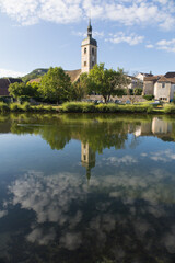 Fototapeta na wymiar église se reflétant dans la Loue à Ornans dans le Doubs