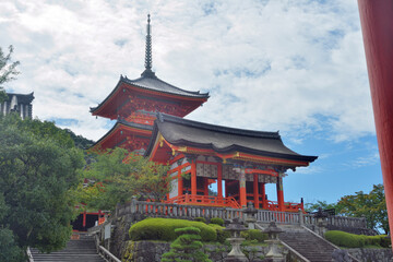 清水寺の西門と三重塔