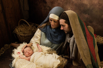 Loving parents live nativity scene - 662247110