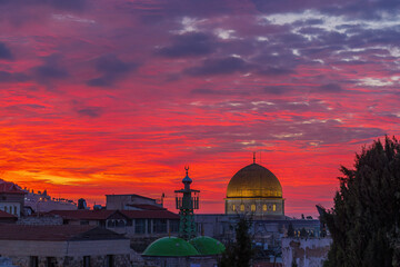 Obraz premium Blood Red Sunrise with Dome of the Rock in Jerusalem, Israel
