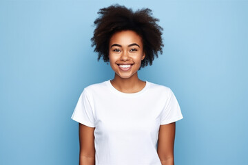 retrato mujer joven de raza negra con pelo afro  sonriente vistiendo camiseta blanca de manga corta  sobre fondo  azul claro con espacio vacio  - obrazy, fototapety, plakaty
