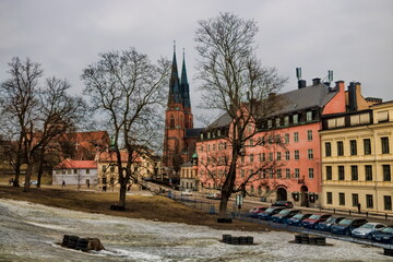 uppsala, schweden - stadtbild mit domkirche im hintergrund