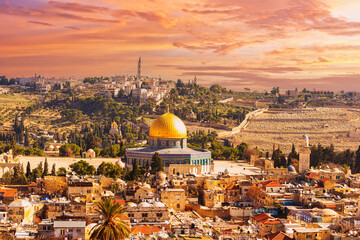 Naklejka premium Sunset view of the old city of Jerusalem, with the temple mount and golden Dome of the Rock