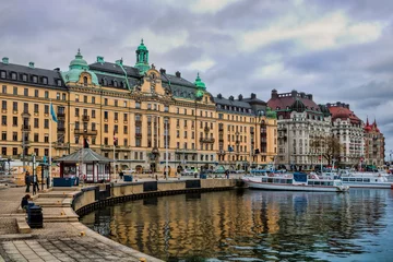 Selbstklebende Fototapete Stockholm stockholm, schweden - hafenbecken mit alten häusern