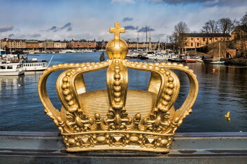 stockholm, schweden - stadtpanorama mit goldener krone im vordergrund