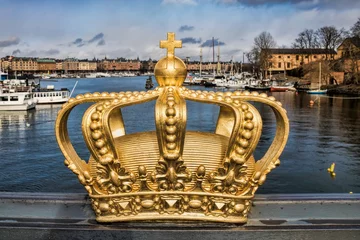 Fototapeten stockholm, schweden - stadtpanorama mit goldener krone im vordergrund © ArTo