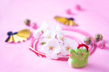日本の正月　サクラの花束と干支の辰と水引とお金色の扇（ピンクバック）