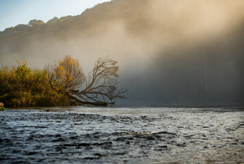 San river poland, jesienny poranek w bieszczadach.
