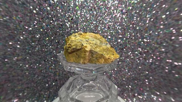 Quartz-containing rock is contained in many stones and semi-precious stones