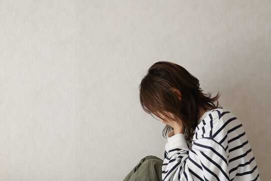 「嘆く」の写真素材 | 528,445件の無料イラスト画像 | Adobe Stock