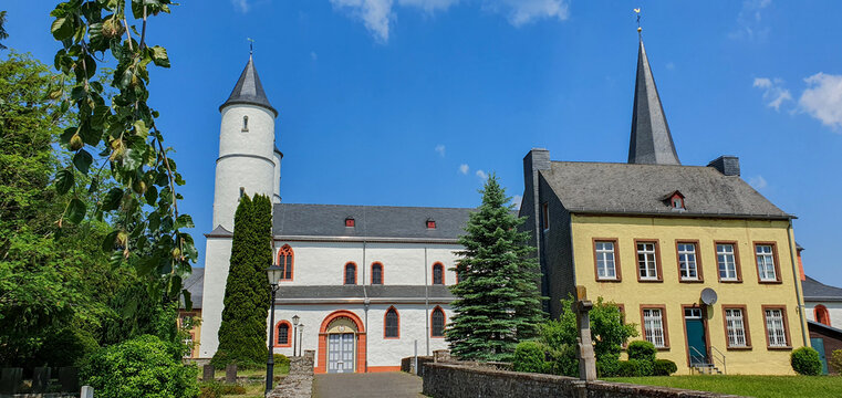 Kloster Steinfeld in der Eifel im Sommer &ndash; Historische Architektur und idyllische Natur