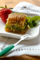 Baklava mit Minze und Erdbeere