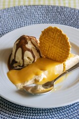 Crêpes mit Eis Eierlikör und Waffel