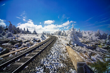 Winterlandschaft auf dem Brocken im Harz mit den Gleisen der Brockenbahn unmittelbar unter dem...