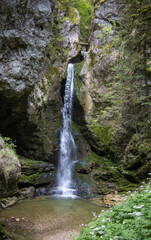 Située sur le Tacon, la cascade du Moulin près du village des Bouchoux dans le Jura offre une chute de 19 mètres qui tombe dans une marmite creusée par ses propres eaux.
